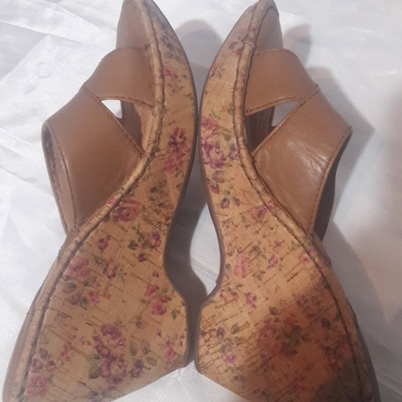 ❤SOLD❤$16 Born wedge leather sandals 7 3.5" - Picture 7 of 8